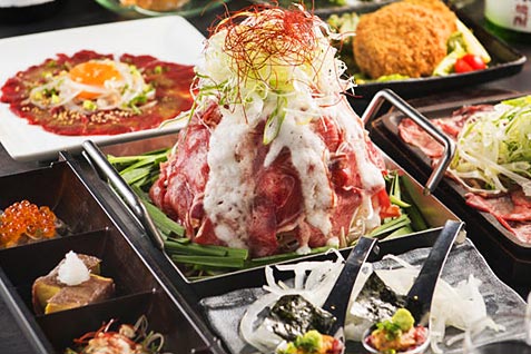 肉盛酒場　とろにく 上野店の宴会コース例。看板料理「とろにくタワー鍋」も。
