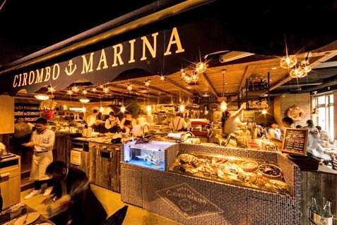 『魚イタリアンと薪ピザ チロンボ・マリーナ』の古民家調の店内