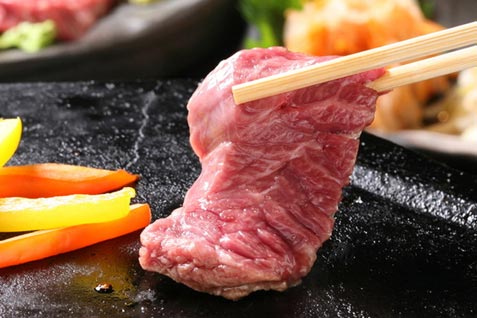 「溶岩焼 薩摩屋 新宿店（ヨウガンヤキ サツマヤ シンジュクテン）」の溶岩プレートで焼く「焼肉」