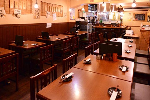 俺の居酒屋 三蔵 上野店のテーブル席。シンプルな造りが居心地よい。