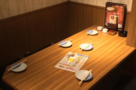 『水炊き・焼鳥・鶏餃子 とりいちず 渋谷センター街店』のテーブル席