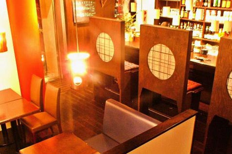 『青山ガパオ食堂』のアジアンな空間