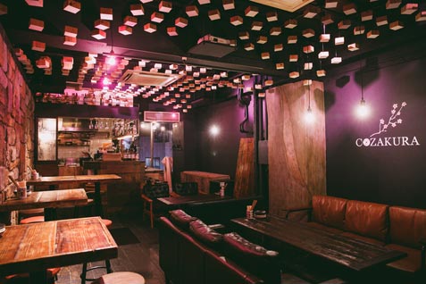 『牛だし おでん酒場 COZAKURA（コザクラ）』の「ジャパニーズラウンジ」をイメージしたオシャレな店内