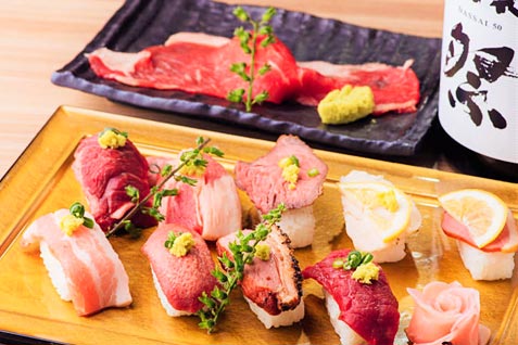 肉盛酒場　とろにく 上野店は、肉寿司も豊富に揃う。