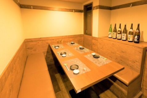 「鳥道酒場　上野店」の店内