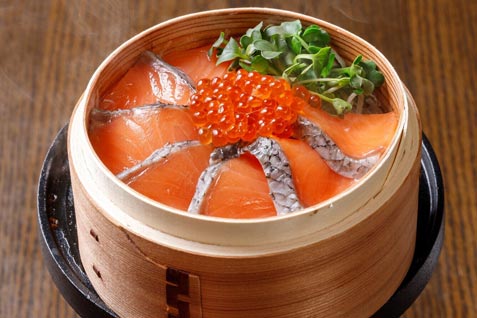 『七色てまりうた 新宿』の「サーモンの蒸篭蒸し」