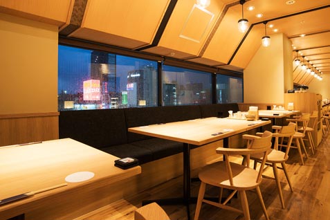 『お魚総本家 新宿西口店』の夜景の見えるテーブル席