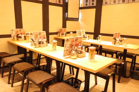 『大衆居酒屋 とりいちず 新宿歌舞伎町店』の店内