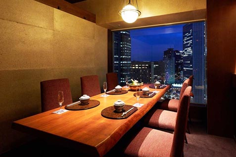 新宿NSビル29階「個室和食 東山 新宿本店」夜景が見える店内