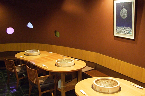 「げんかい食堂」店内テーブル席