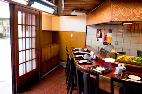 「天ぷら 新宿つな八 総本店」の職人が見えるカウンター席