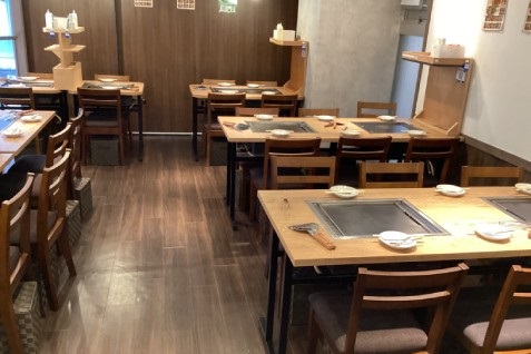 『大衆居酒屋 もんじゃ酒場 だしや 池袋東口店』のオープンな雰囲気の店内