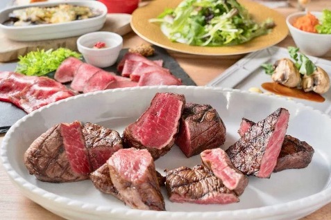 『グリルド エイジング・ビーフ TOKYO』の肉料理