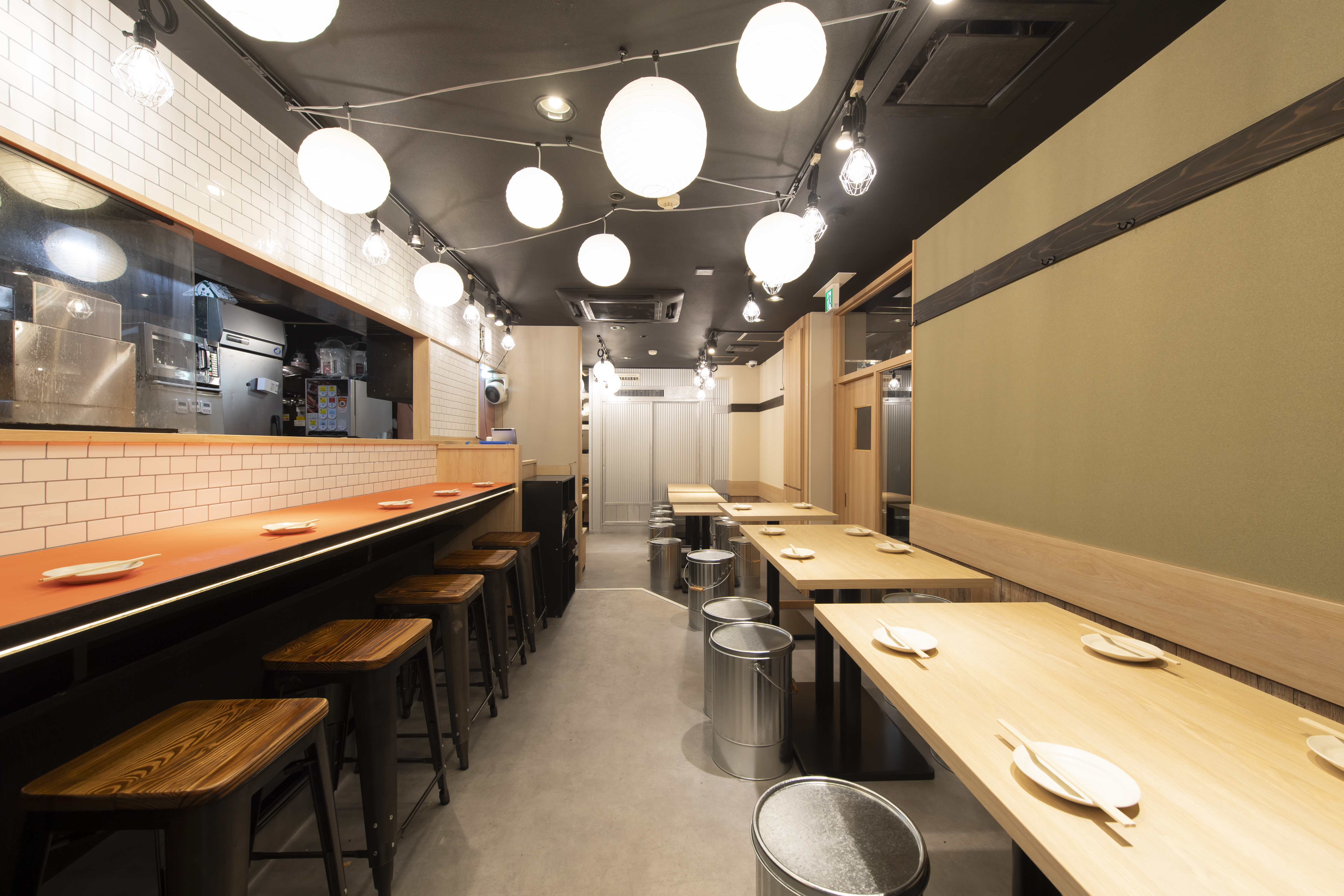 『博多酒場あいらしか 西新宿店』の店内
