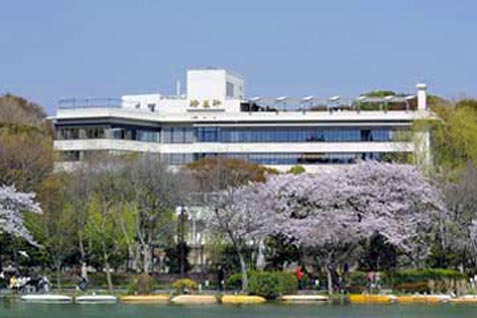 「上野精養軒 グリル フクシマ」上野公園の隣にある建物外観