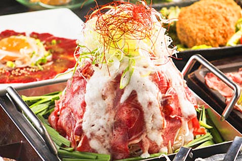 「とろにく 上野店」の「とろ肉タワー鍋」を含んだ飲み放題付「にくづくしコース」