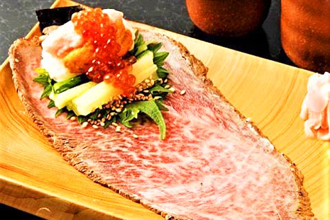「マグロ 婆娑羅 上野店」の『松阪牛のローストビーフ×ねぎとろの手巻き寿司』