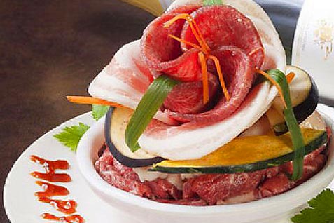 「炭火焼肉 ジンギスカン食べ放題 まんぷくカルビ 上野店」の「肉ケーキ」