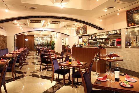 ＩＴＡＬＩＡＮ＆ＢＡＲ　ＡＱＵＡの店内は明るい雰囲気