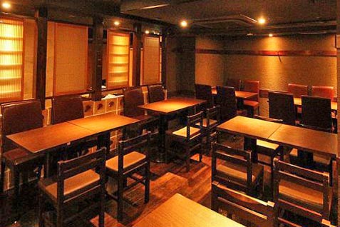 「大衆居酒屋 とりいちず 池袋東口店」和モダンな雰囲気の店内