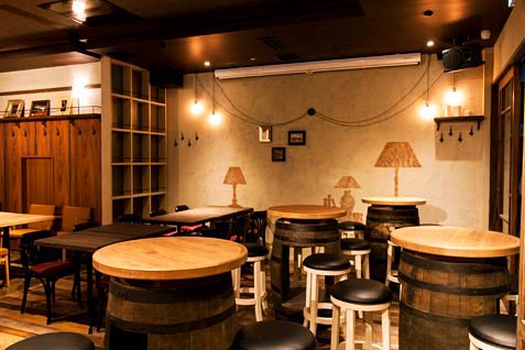Trattoria Pizzeria LOGIC 池袋東口店の店内。親子でゆったり過ごせるテーブル席もあり。