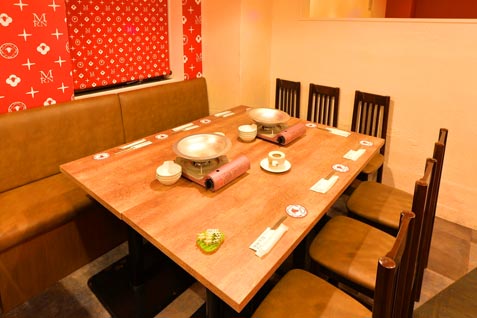 「しゃぶしゃぶ 焼肉食べ放題 めり乃 新宿店」のテーブル席の店内