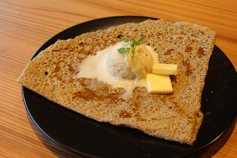 「うえのやぶそば」の「そば粉のガレット」