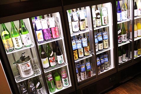 KURAND SAKE MARKET 新宿店の店内にある日本酒ラインアップ