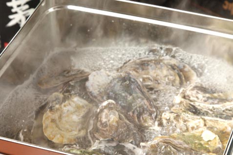 『牡蠣と日本酒 四喜 池袋西口駅前店』の「牡蠣のガンガン焼き」