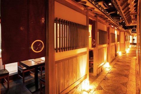「渋谷 隠れ家 個室ダイニング 天空の月（シブヤ カクレガ コシツダイニング テンクウノツキ）」の京都の街並をイメージさせる空間