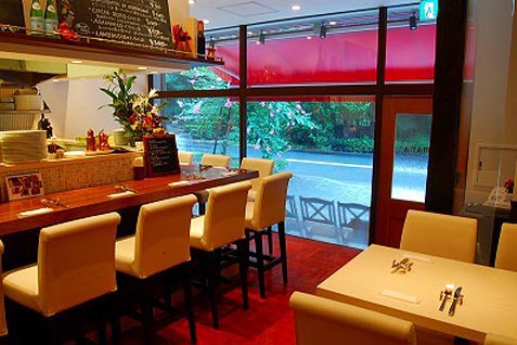Pizzeria-Bar　Romanaの店内。窓から緑が見えて開放的な雰囲気