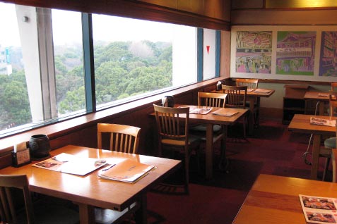 『かに道楽 上野店』の景色を眺められるテーブル席