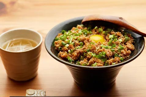 『上野黒門 鳥恵』の絶品「そぼろ丼」