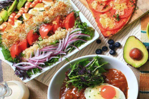 「Aloha Amigo 池袋」の「ハワイアン・ローカル・コブサラダ」などランチ