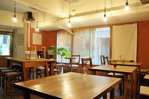 ＣＡＦＥ　ＴＥＲＶＥの店内。ゆったりした雰囲気で子連れも多い
