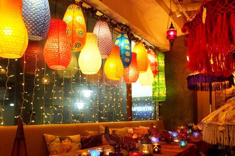 ＴＯＭＢＯＹ ＩＮＤＩＡＮ-ＤＩＮＩＮＧ-池袋２号店の店内、カラフルなインテリアはこどももテンションあがる！