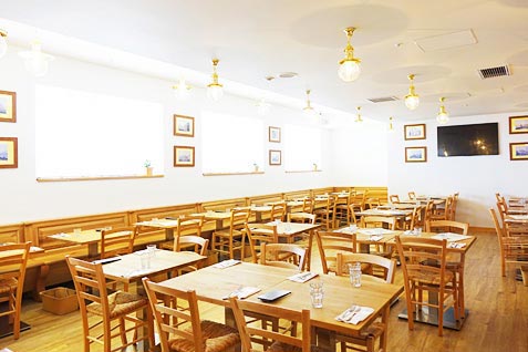 ピッツェリア トラットリア アミーコ ビオ エ ナプレの店内は開放感たっぷりで子連れにも安心