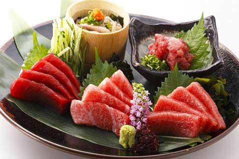 『板前寿司 新宿東宝ビル店』の刺身。寿司だけでなく、酒の肴になる料理も豊富。