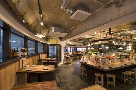『佐賀県三瀬村ふもと赤鶏 西新宿店』のテーブル席とカウンター席
