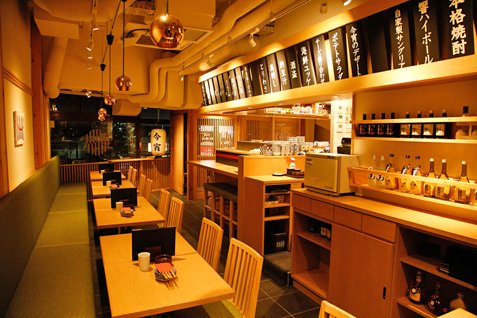 『KOYOI 炭火焼と旬菜』のテーブル席
