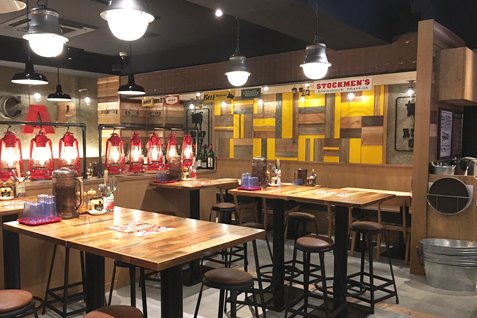 『神田の肉バル RUMP CAP 池袋西口店』のスタイリッシュ＆カジュアルな店内