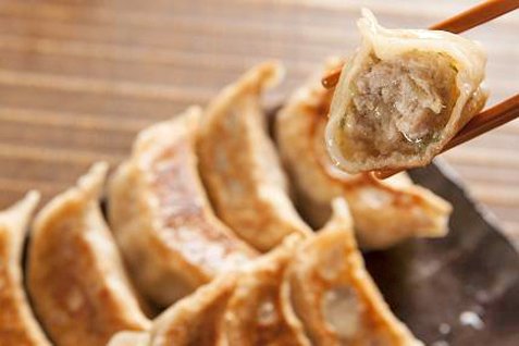 『肉汁餃子製作所 ダンダダン酒場 池袋店』の絶品「肉汁焼餃子」