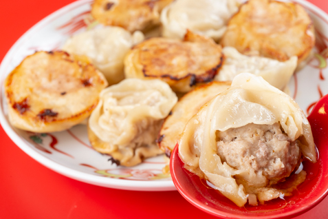 「焼き小籠包 火鍋 飲飲酒場」の「焼き小籠包」