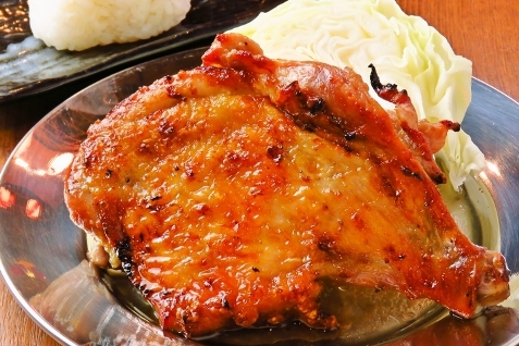 「大衆居酒屋 とりいちず 新宿歌舞伎町店」の「秘伝の骨付鳥」
