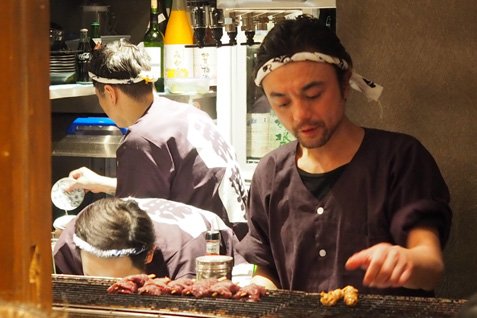 『神鶏 代々木』のカウンター内にある焼き台