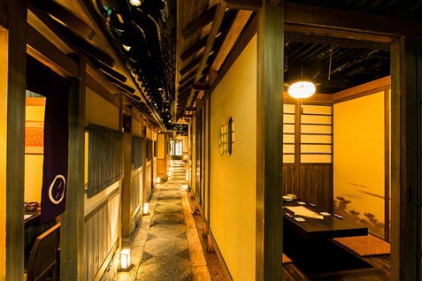 『渋谷 隠れ家 個室ダイニング 天空の月』の店内と個室