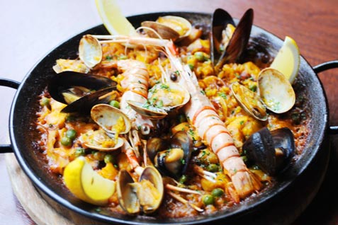 「スペインレストラン UNICO 西梅田」の「オマール海老と魚介のパエリア」
