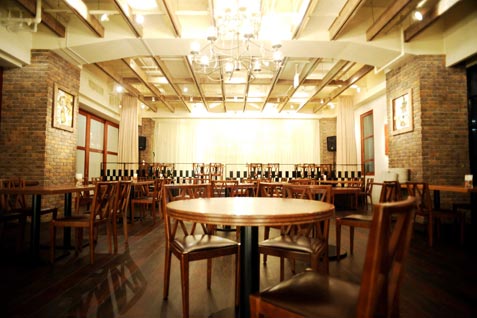 「スペインレストラン UNICO 西梅田」店内は120席と広く貸切パーティーにも人気