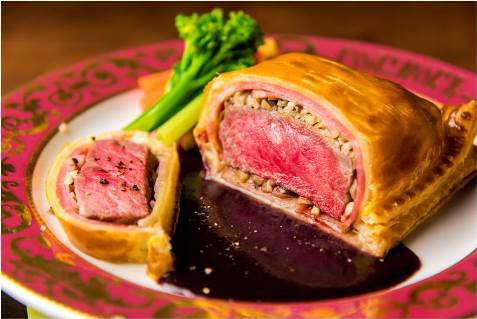 『ゴドノフ東京』の「アンガス牛サーロインのパイ包みロースト 赤ワインのソース添え」