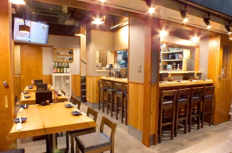 『炭焼きBAR 心 梅田店』の店内